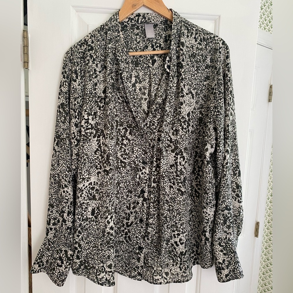 Cool H&M green animal print shirt with bow, in excellent condition.